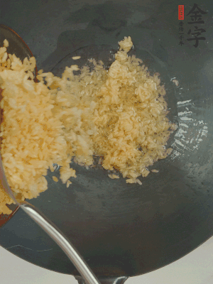 熱油下鍋，邊按壓邊翻炒均勻。