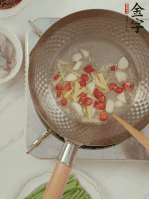 油7成熱時，下大蒜粒、姜絲、小米辣煸香。