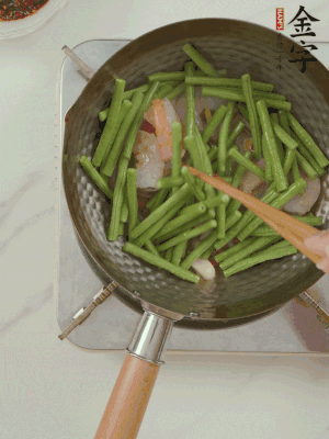 下掰好的缸豆段翻炒，略燜煮。