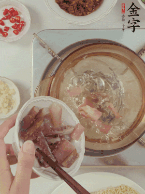 魷魚熱水下鍋，焯水備用。