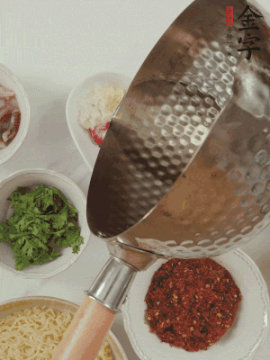 蒜末、小米辣、芝麻淋上熱油。