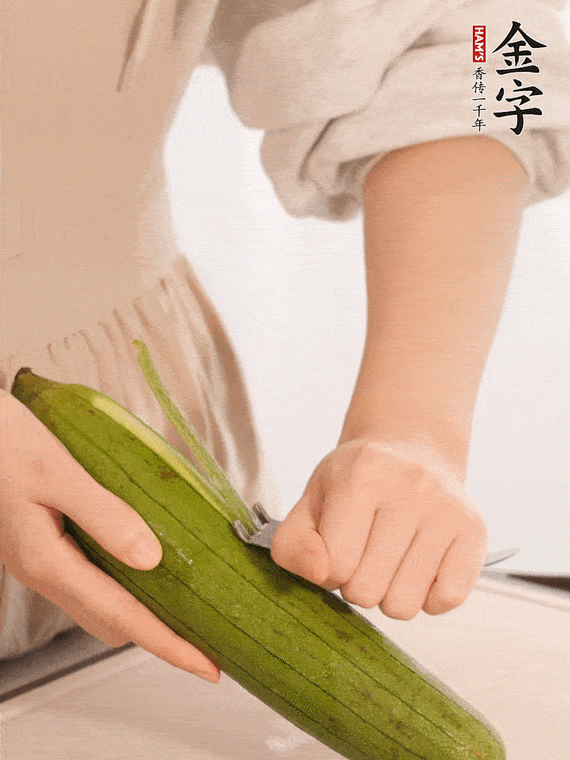 絲瓜去皮切滾刀塊用鹽殺一下水分洗凈。