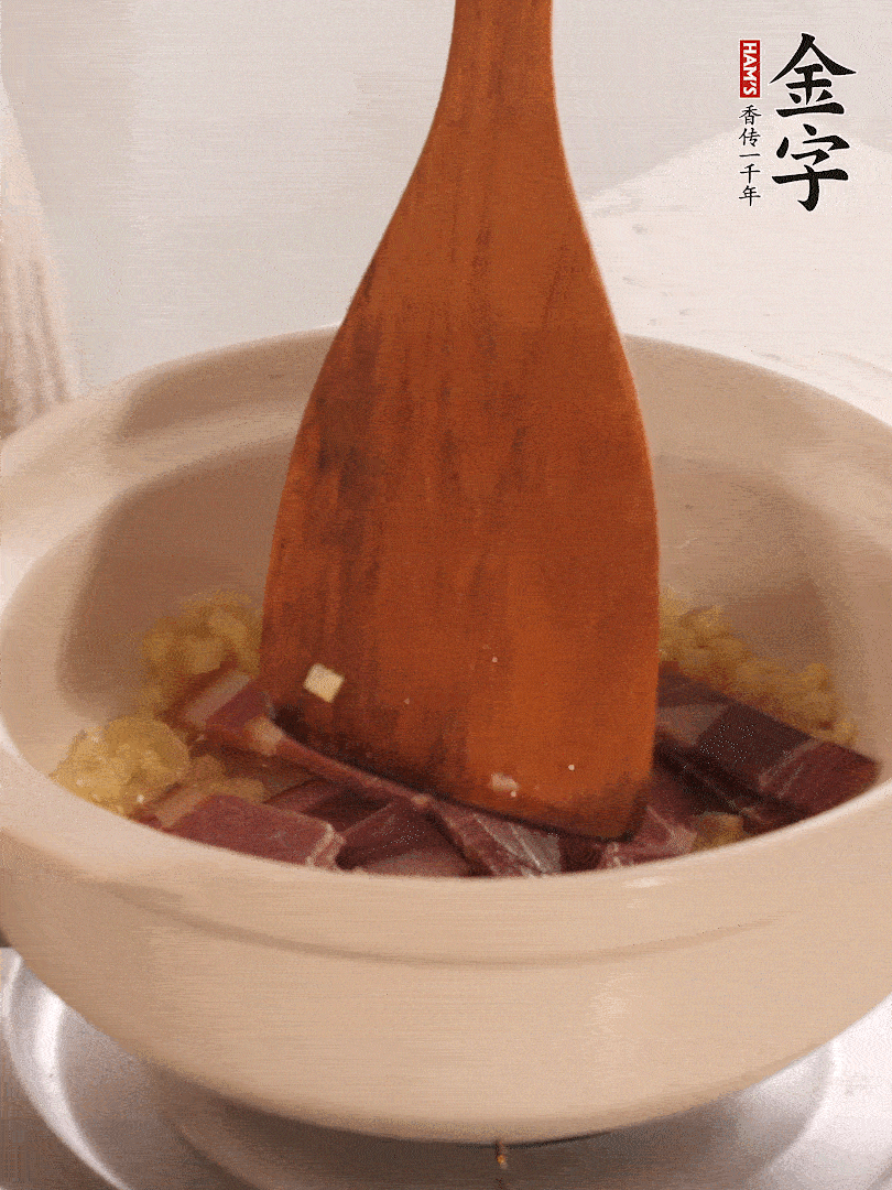 加熱水，加入白菜蓋上蓋子煨煮3分鐘。