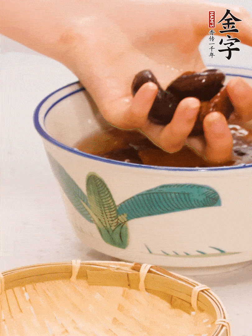 干香菇提前泡發(fā)切片，泡香菇水留著備用。