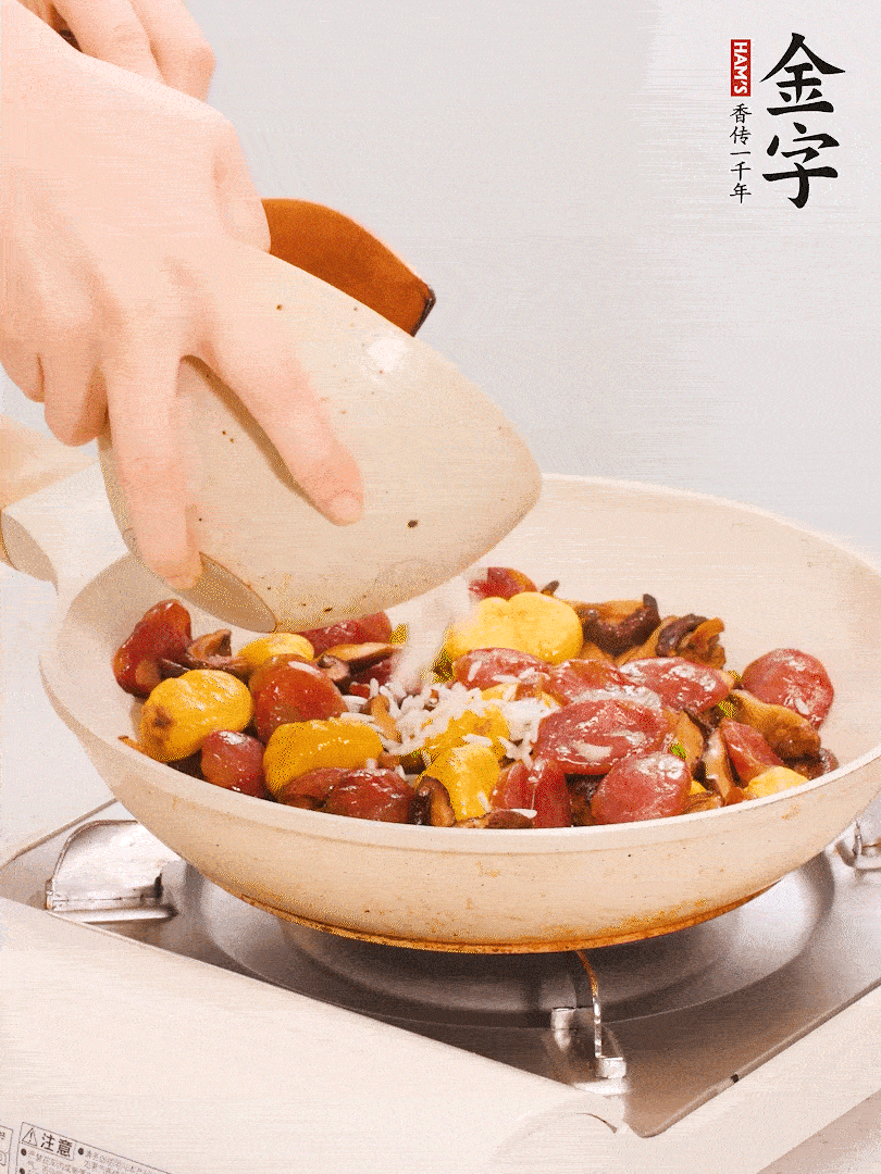 把米淘洗干凈，放入切好的香菇、板栗、毛豆。