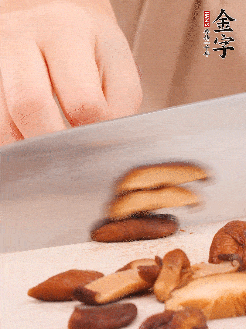 干香菇泡發(fā)，切成小塊。