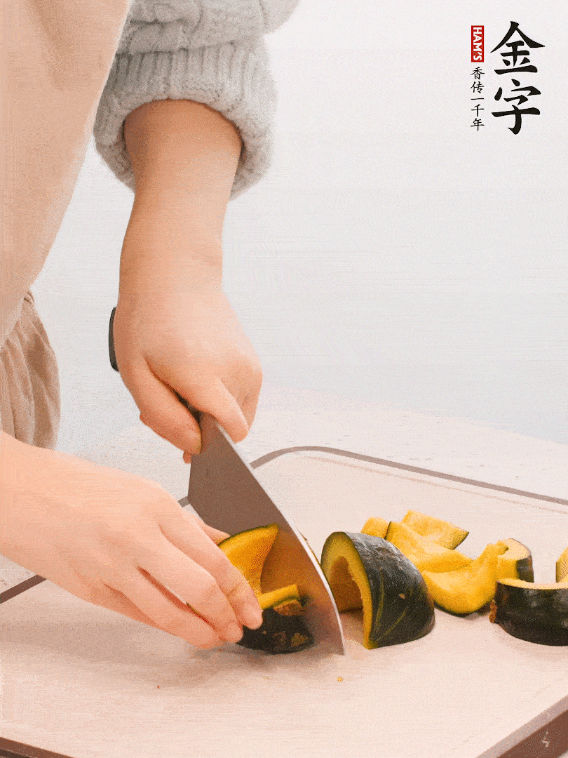 貝貝南瓜切小塊，生姜切成姜絲。