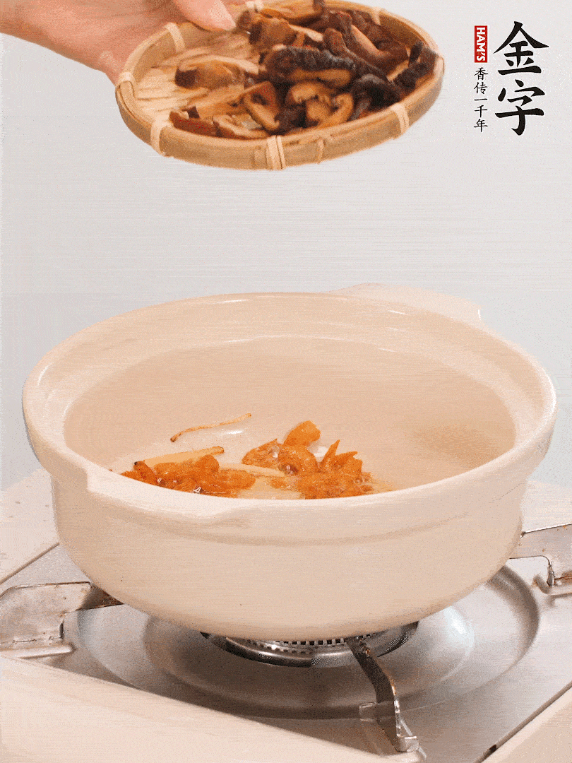 砂鍋倒入少許油，放入姜絲、海米小火煸香；再放入香腸、南瓜、干香菇一起翻炒2分鐘。