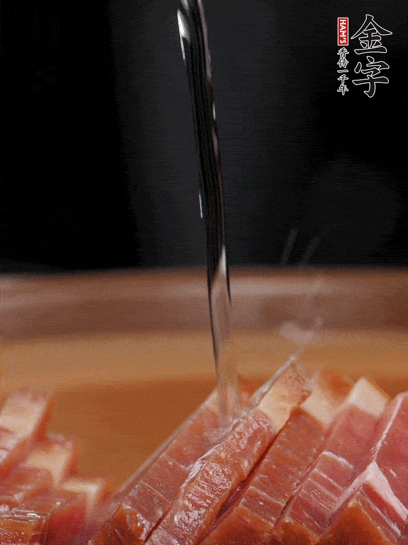 金字火腿切片，放入溫水中泡10分鐘，金字土香腸斜切成片。千張切成細條。