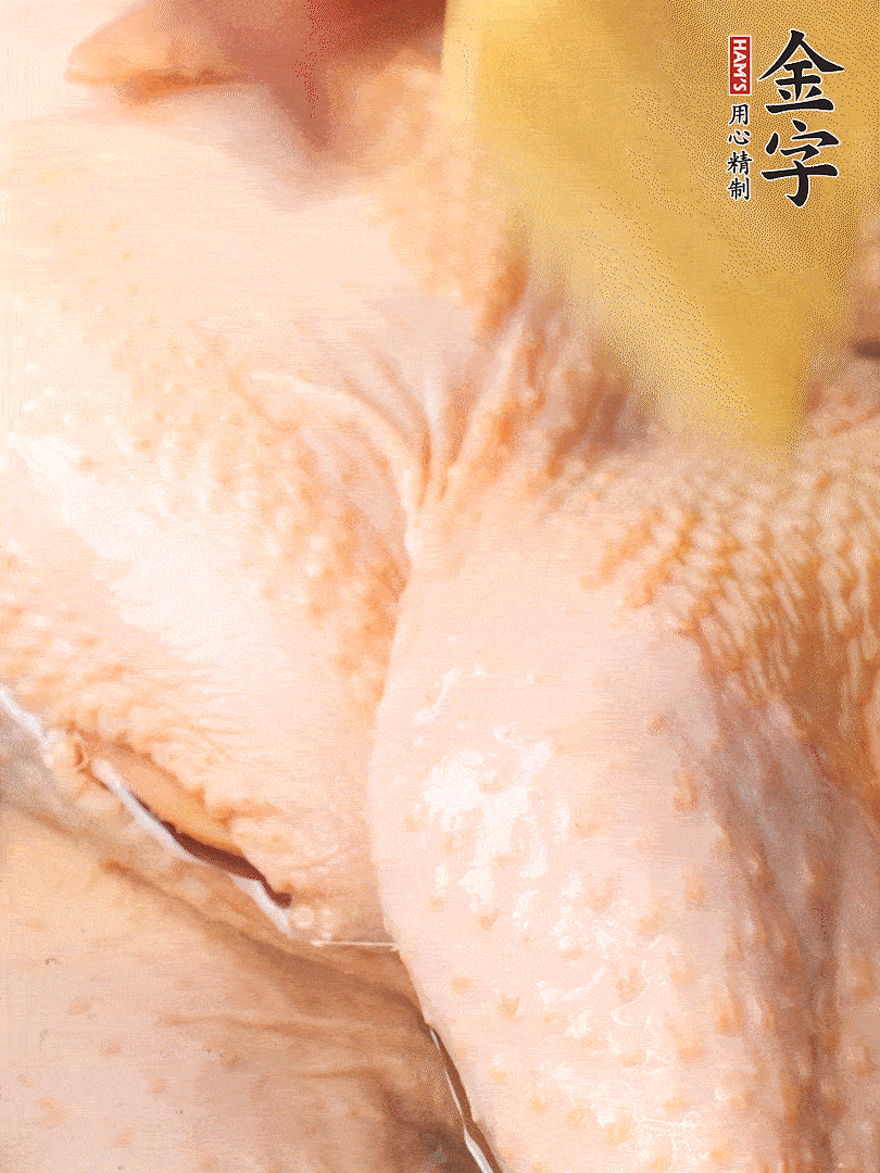 老母雞去頭去尾，斬去雞爪。冷水入鍋，加料酒、蔥姜焯水，煮出浮沫后撈出，用清水洗凈