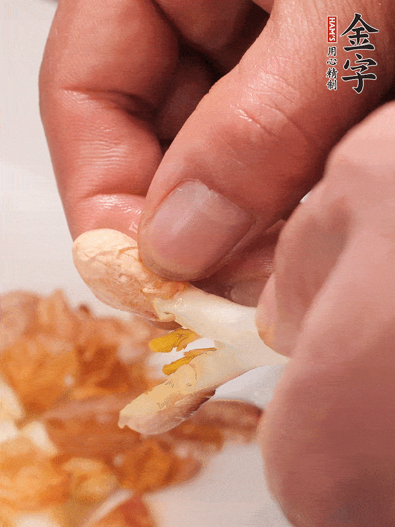 花生芽切段。開水焯水1分鐘，去掉頂部的花生皮