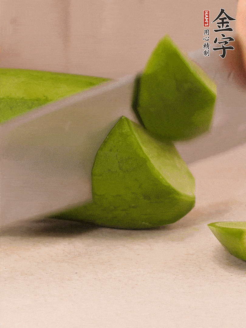 青、紅蘿卜洗凈，去皮切大塊