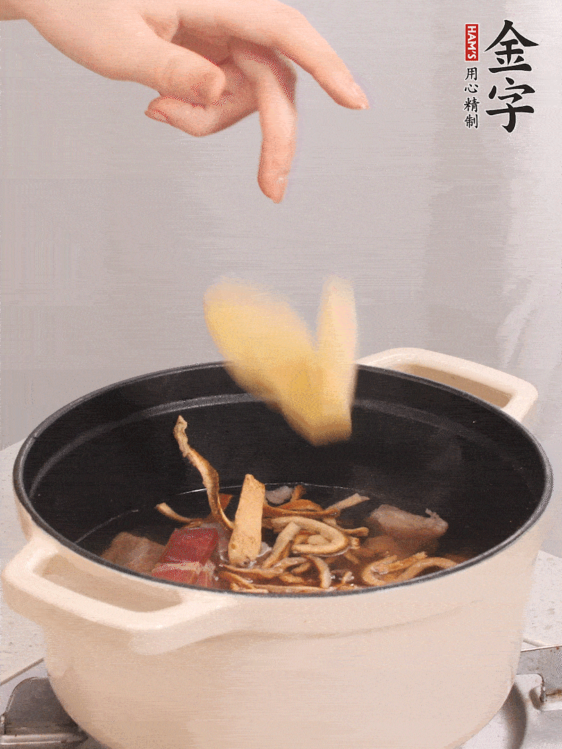 加入青、紅蘿卜再煲20小時。