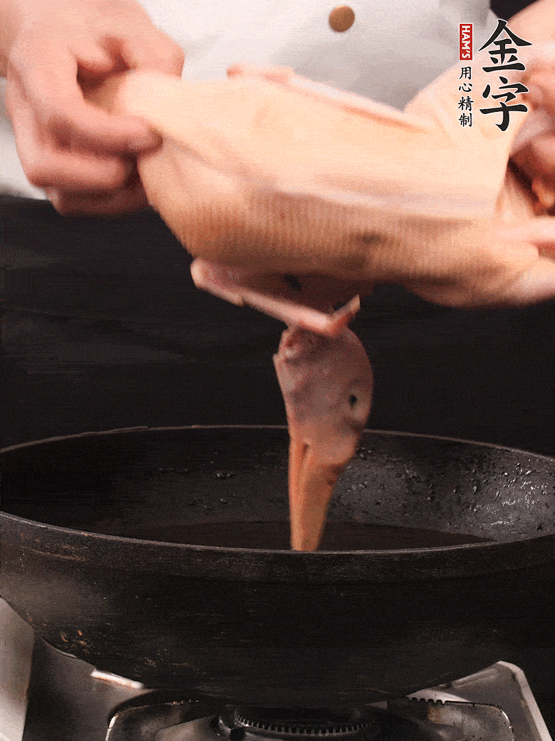 處理干凈的老鴨1只，黃酒小半碗，姜幾片，一起放入冷水，煮沸焯水3分鐘，去除血沫