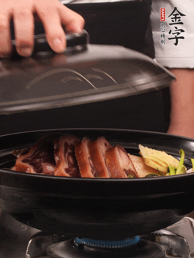 砂鍋蓋蓋子密封，大火燒開后轉(zhuǎn)小火，燜煮2小時