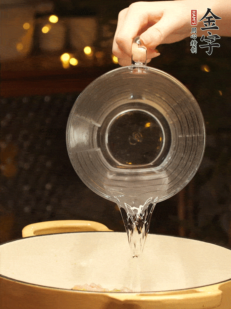 加入120ml水，蓋上蓋子燜幾分鐘撒上蔥花，美美的擺個盤~