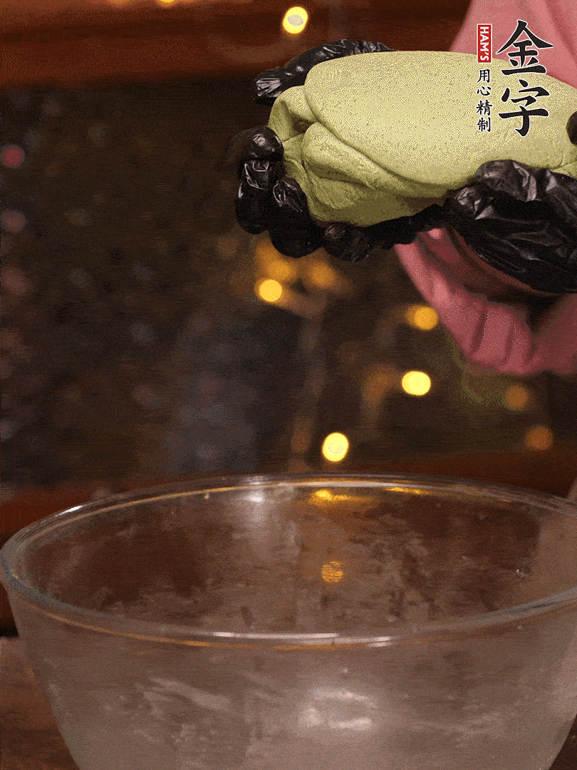 清明粿粉，分次加艾草泥，加點油揉2分鐘，揉到面團光滑，醒發(fā)一下