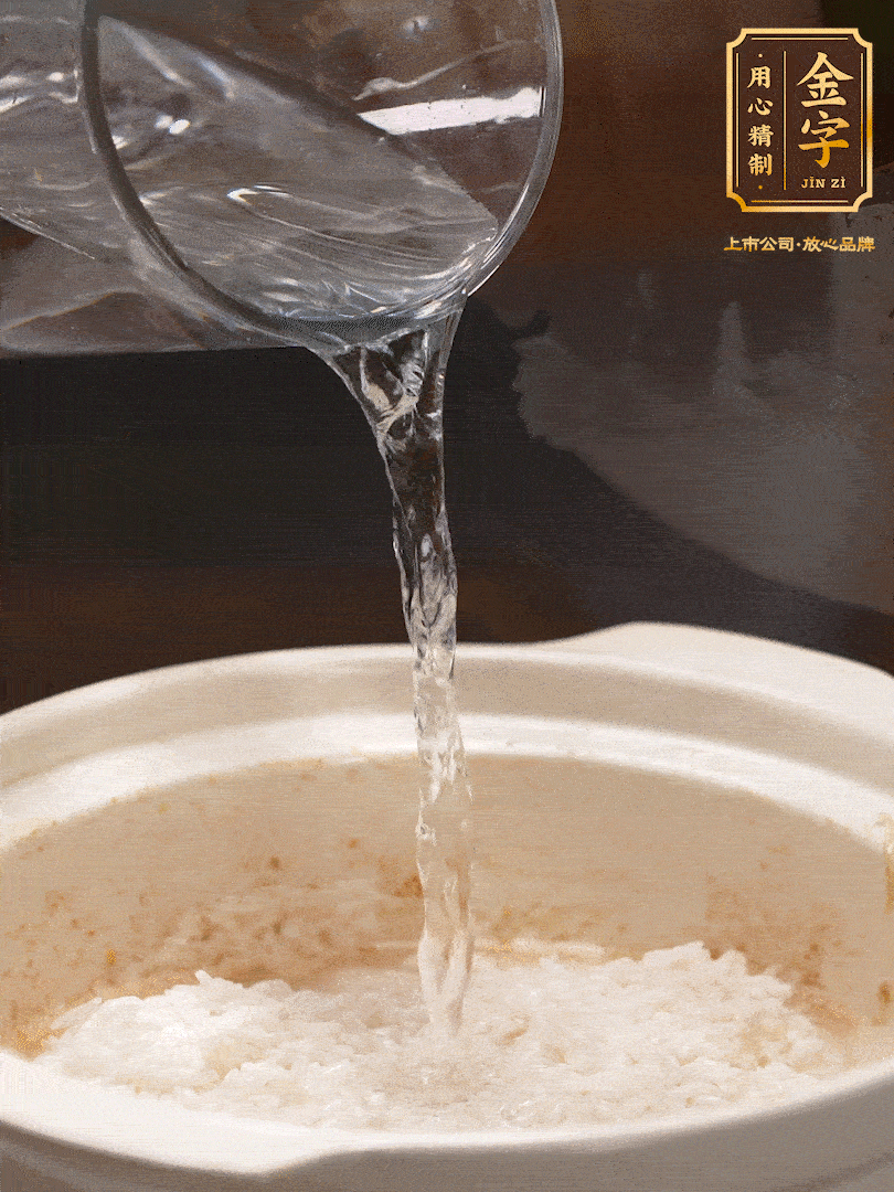 將泡好的米，加水一指，煮至沸騰