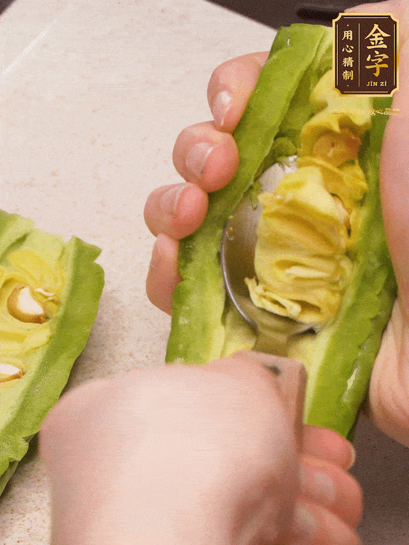 苦瓜從中間切開，把里面的瓢和籽全部挖干凈