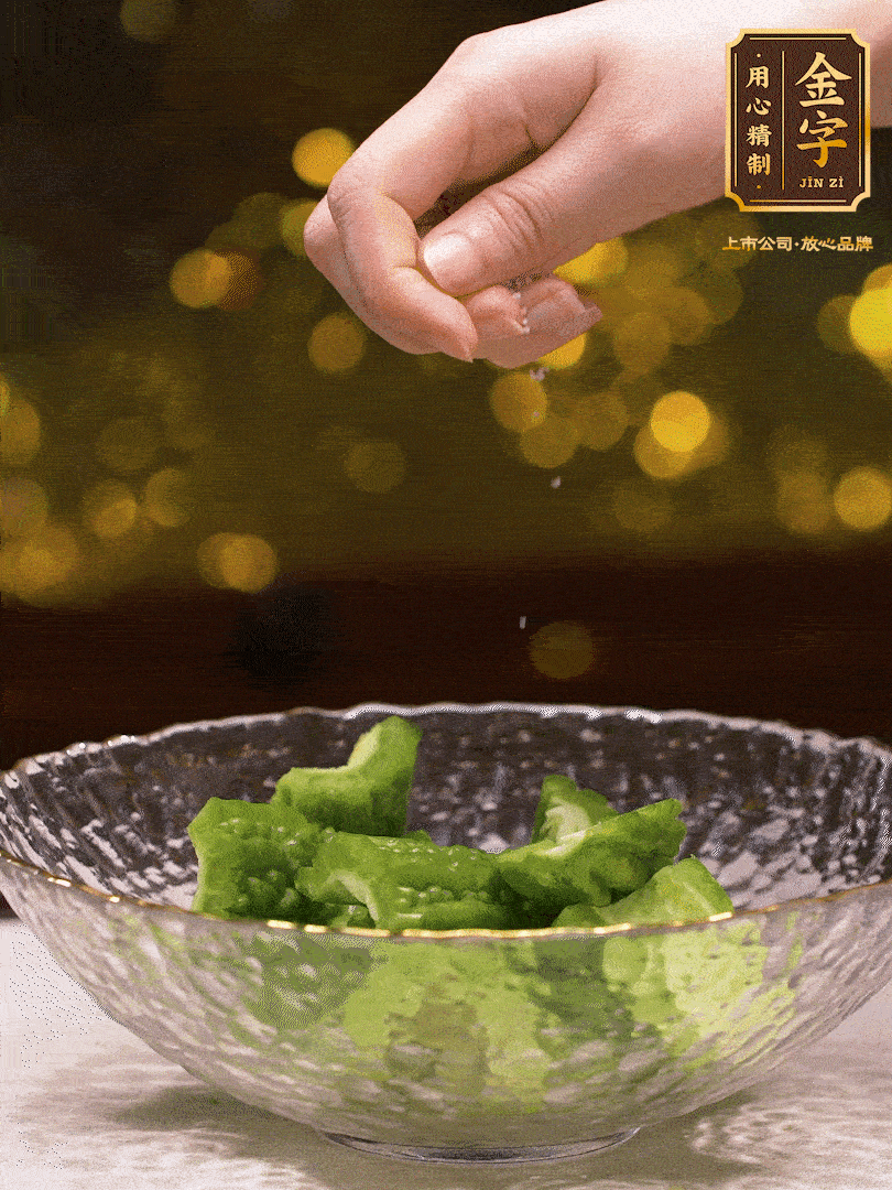 處理好的苦瓜切段（5cm），加點(diǎn)鹽鹽腌一下，去除一下苦味