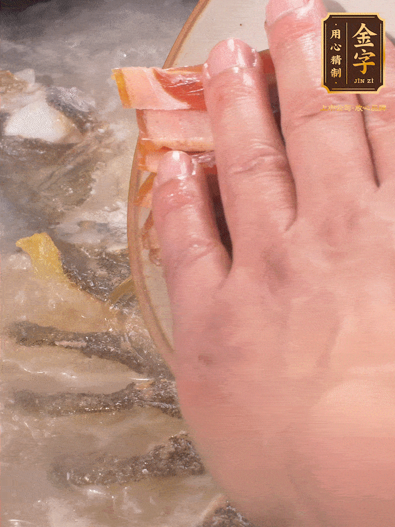 將煎好的魚，倒入三大碗開(kāi)水。大火煮開(kāi)后放入1個(gè)蔥結(jié)、2片姜片和1勺料酒和火腿片