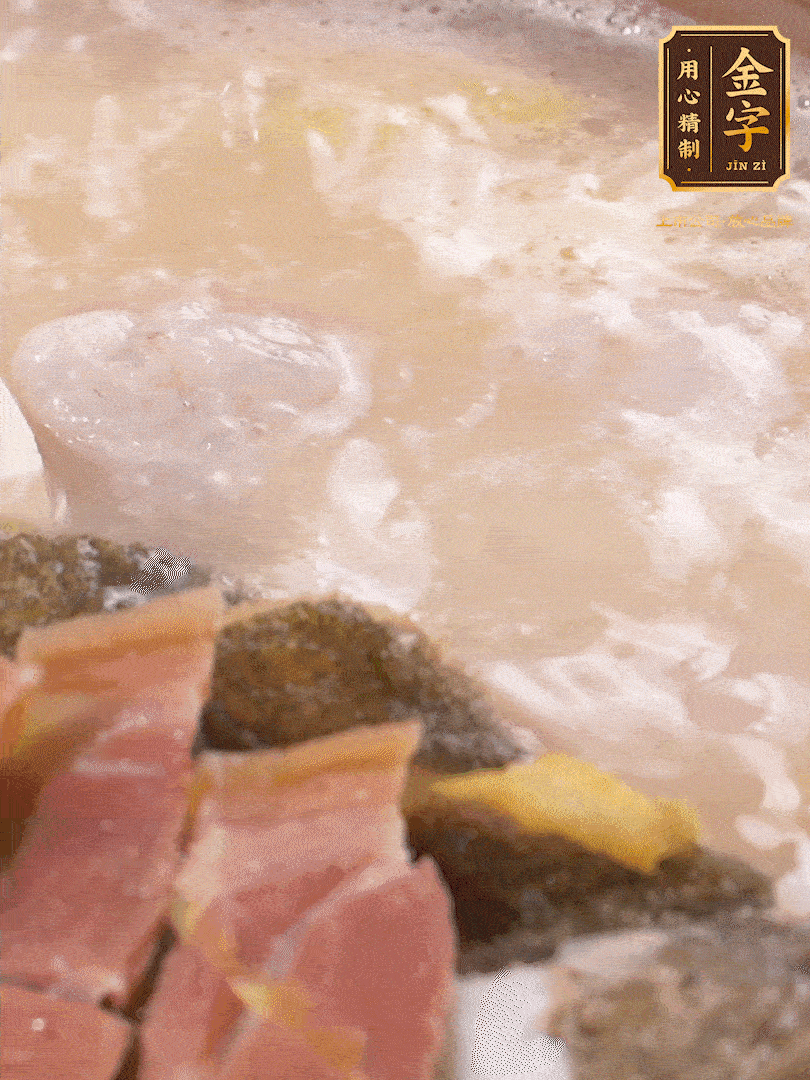 大火煮至沸騰后，轉(zhuǎn)至砂鍋中，繼續(xù)燉煮。這個(gè)時(shí)候可以放入一些自己喜歡吃的配菜比如蝦滑、內(nèi)酯豆腐來(lái)添味