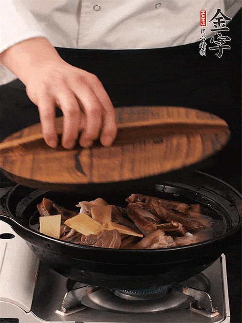 大火煮到沸騰后，轉(zhuǎn)中小火慢燉1個半小時。