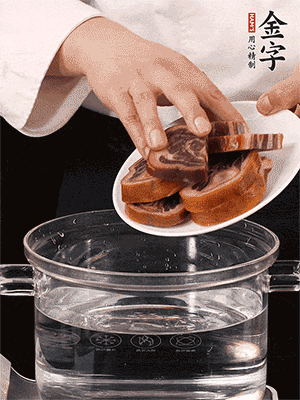 一包200g的金字火腿蹄片恰好搭配一個新鮮豬爪（豬腳）。都先加蔥姜、料酒焯水一遍，把血水清除后燉出來才能更清澈不油膩。