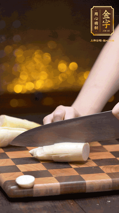 茭白剝?nèi)ネ馄ぃサ舾坷嫌膊糠?，洗凈切滾刀塊