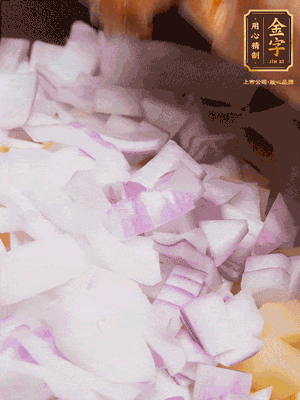 倒入洗干凈的大米、土豆丁、洋蔥碎、排骨、金字火腿xo醬、水