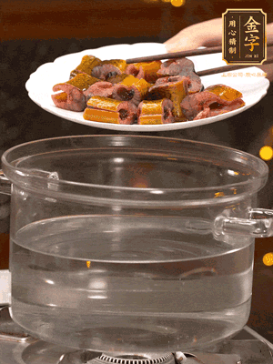 黃鱔冷水下鍋焯燙，再用清水洗凈去除腥味