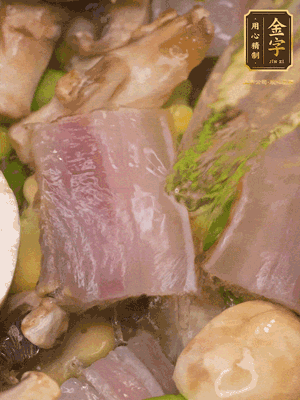 開(kāi)蓋，放入河蝦繼續(xù)燜煮5分鐘