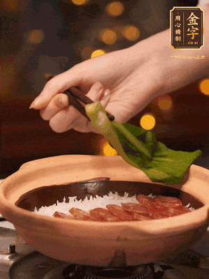 開蓋，碼上香腸和焯好水的青菜