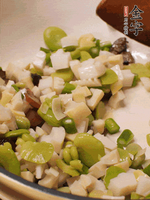 倒入蠶豆、春筍翻炒