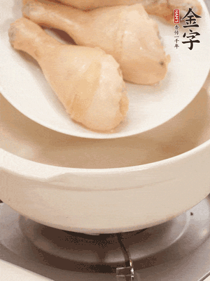 雞腿、火腿、干貝、蒜頭放入砂鍋內(nèi)燉1小時