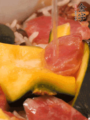 倒入溫開(kāi)水，水量高出米面一個(gè)指節(jié)。