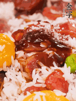 調(diào)醬汁，把蠔油：生抽：老抽：香油按1:2:1:0.5的比例。