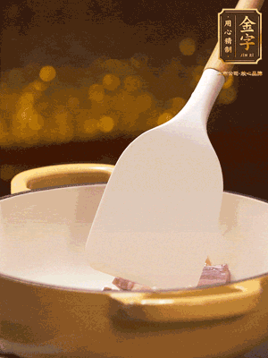 油溫7成熱，下蒜末、咸肉略微煸炒，再下絲瓜