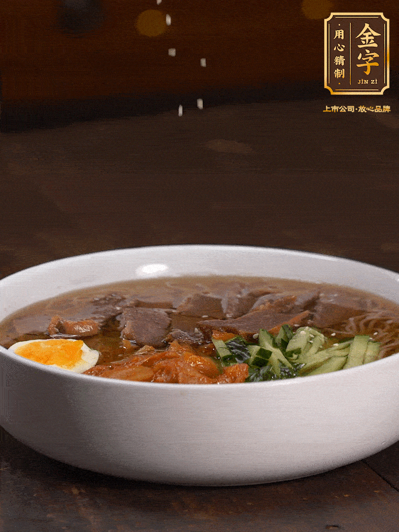 放入冰涼的冷面湯碼上黃瓜絲、泡菜、牛肉、雞蛋，撒點(diǎn)白芝麻