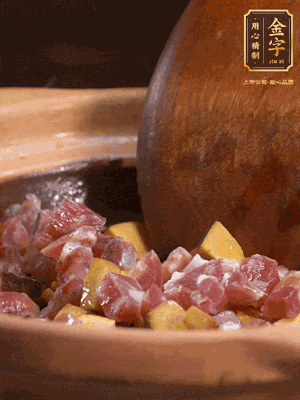 熱油下蒜片，倒入香腸丁、牛肝菌丁翻炒出香味