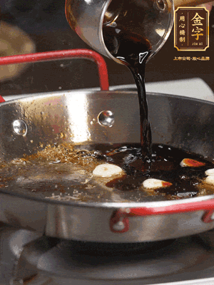煲飯期間，用油煎熟牛肝菌。再用底油加醬油、蒜片調(diào)出鮮美醬汁