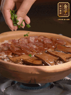 最后鋪上牛肝菌，爭(zhēng)分奪秒地倒上醬汁，撒點(diǎn)小蔥花