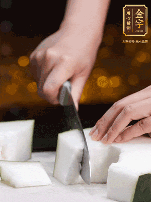 薏米提前浸泡好。冬瓜帶皮洗凈切塊