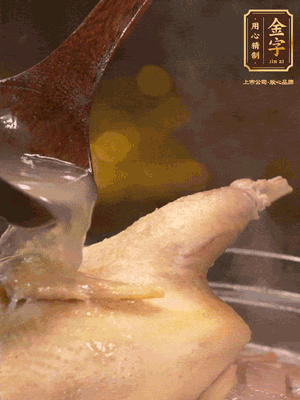 大火燒開(kāi)后，撇去浮沫。轉(zhuǎn)小火燉2個(gè)小時(shí)