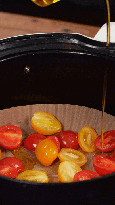 小番茄撒鹽胡椒，空氣炸鍋烤10分鐘至表面變皺