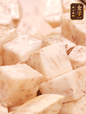 鍋上火下足油，將芋頭炸金黃色至熟