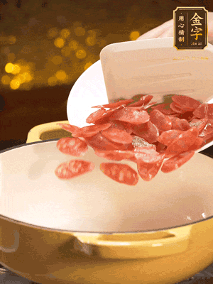 鍋里放油，香腸煸炒出多余的油脂，然后放小米辣