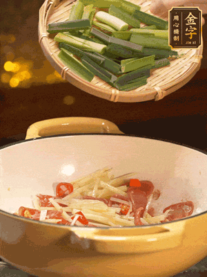 接著放蒜葉，來一點鹽，一點醬油調(diào)味翻勻