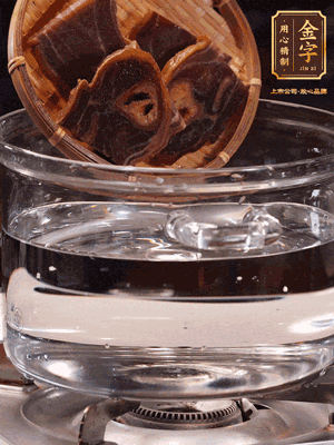 火腿蹄片，冷水下鍋，加蔥姜、料酒焯水