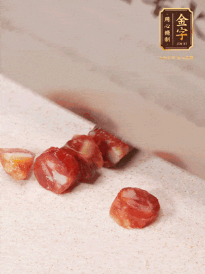 金字香腸切成圓片，姜切絲